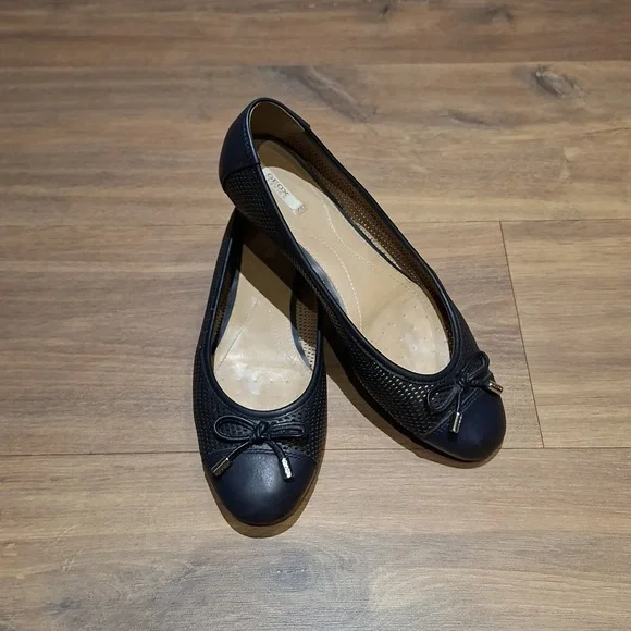 Geox Navy Patent Leather Perforated 'Lola' Ballet Flats (Size EU 37/US 6.5) - Picture 3 of 8